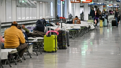 Rund 20 Flüge fielen am Donnerstagabend am Münchner Flughafen aus. (Foto: Jason Tschepljakow/dpa)