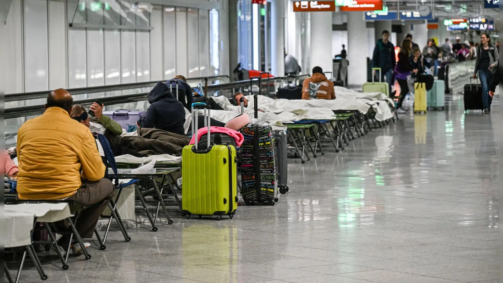 Rund 20 Flüge fielen am Donnerstagabend am Münchner Flughafen aus. (Foto: Jason Tschepljakow/dpa)