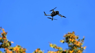 Über Miesbach dürften am Samstagnachmittag gleich mehrere Drohnen zu sehen sein. (Symbolbild) (Foto: Felix Hörhager/dpa)