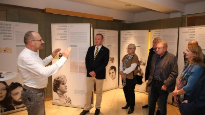 Der Pathologe Dr. Ronald Berndt (links), selbst aus der DDR geflohen, erläutert die Stationen der Ausstellung „Mauern, Gitter, Stacheldraht“ im Markgrafenmuseum. Berndt ist der Ideengeber für die Ausstellung. (Foto: Alexander Biernoth)