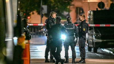 Nach Schüssen in einer Bar in Göppingen ist ein Mann gestorben. Nach dem Verdächtigen wird weiter gefahndet. (Foto: Marius Bulling/dpa)