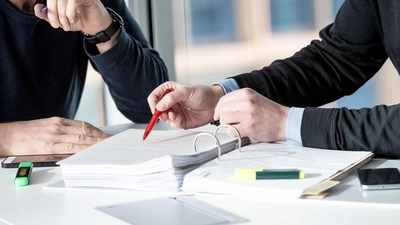 Wer merkt, dass die Versicherung nicht zahlt oder sich nicht meldet, sollte sich professionelle Hilfe an die Seite holen. (Foto: Zacharie Scheurer/dpa-tmn)