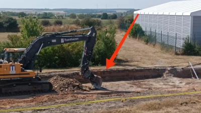 Bei Bauarbeiten auf dem Gelände der Storck Barracks in Illesheim ist am Dienstag ein Kampfmittelüberrest aufgetaucht. Mit dem Pfeil markierte die US-Armee den Fundort. (Bild: US Army)