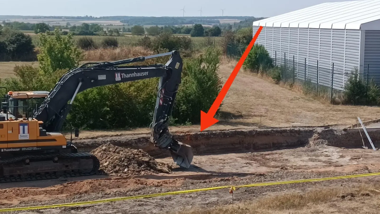 Bei Bauarbeiten auf dem Gelände der Storck Barracks in Illesheim ist am Dienstag ein Kampfmittelüberrest aufgetaucht. Mit dem Pfeil markierte die US-Armee den Fundort. (Bild: US Army)