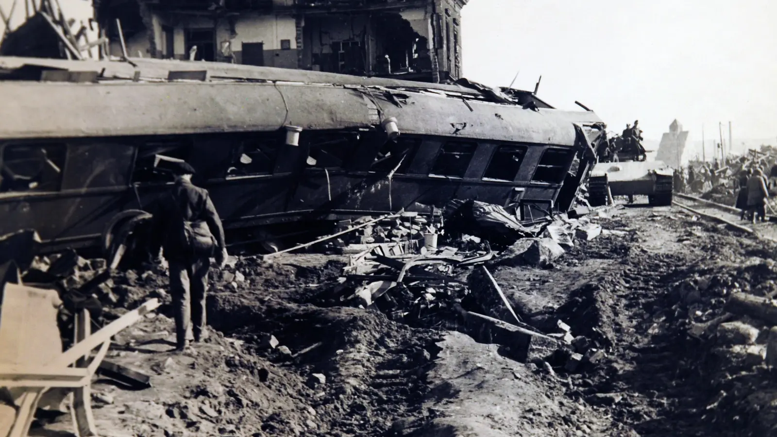 Ziel der Luftangriffe war es, die deutsche Infrastruktur zu zerstören. Deshalb wurde auch der Ansbacher Bahnhof massiv bombardiert. Zahlreiche Menschen kamen auf dem Areal ums Leben. (Foto: FLZ-Archiv/Ernst Güth)
