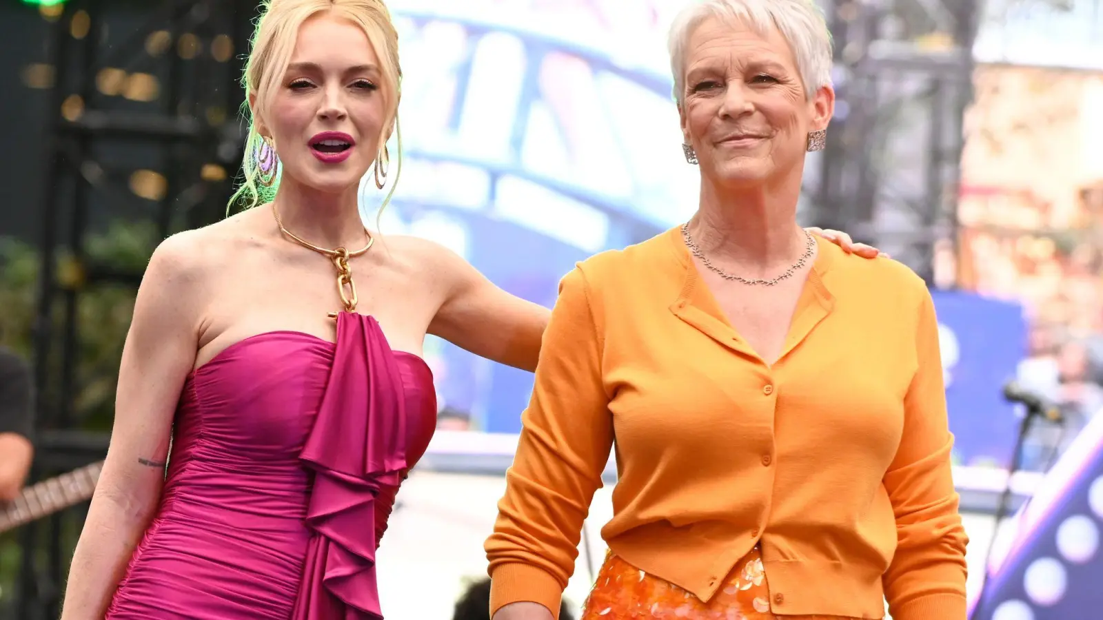 Lindsay Lohan (l.) und Jamie Lee Curtis posieren für Fotos bei der Vorstellung ihres gemeinsamen Films „Freakier Friday“, der jetzt in die deutschen Kinos kommt. (Archivfoto)  (Foto: Carlos Tischler/eyepix via ZUMA Press Wire/dpa)