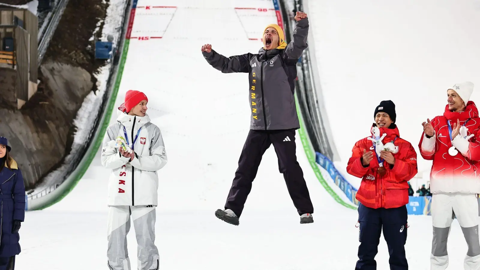 Philipp Raimund (M) jubelte ausgelassen, will sich beim Feiern aber erst einmal zurückhalten. (Foto: Daniel Karmann/dpa)