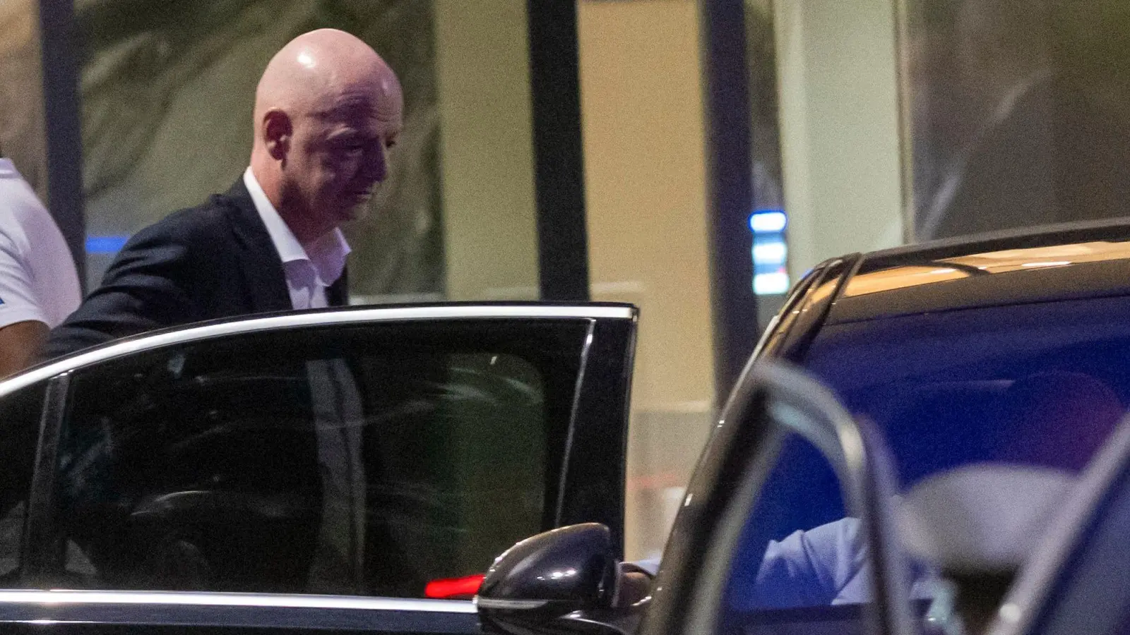 Infantino verlässt das Stadion.  (Foto: STR/AP/dpa)