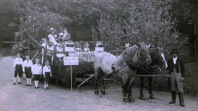 „Sah ein Knab ein Röslein stehn”: Dieser mit Rosen geschmückte Wagen fuhr beim großen Kinderfestzug im August 1926 durch Ansbachs Straßen und den Hofgarten. (Foto: Sammlung Martin Schuster)