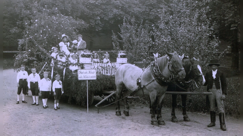 „Sah ein Knab ein Röslein stehn”: Dieser mit Rosen geschmückte Wagen fuhr beim großen Kinderfestzug im August 1926 durch Ansbachs Straßen und den Hofgarten. (Foto: Sammlung Martin Schuster)