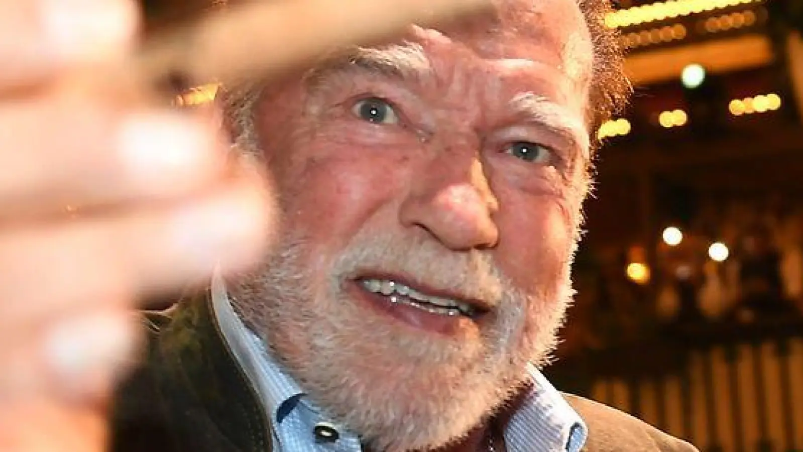 Frohgelaunt griff der „Terminator“ im Marstall-Festzelt zum Taktstock. (Foto: Felix Hörhager/dpa)