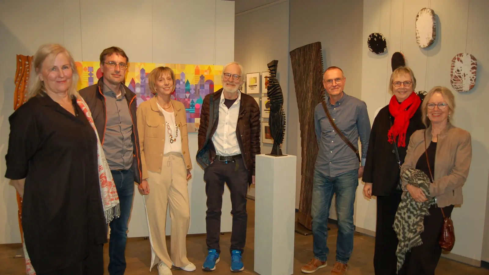 Gastgeber und Gäste im Sonderausstellungsraum des Hauses der Geschichte (von links): Michaela Steigelmann aus Edenkoben, Philip Schürlein, Leiter des Touristik Service Dinkelsbühl, Marika Fünffinger, Lutz Schoenherr und Josef Willerich (alle Edenkoben) sowie Sabine Nollek und Evelyn Frey, die die Dinkelsbühler Kunstszene repräsentierten. (Foto: Markus Weinzierl)