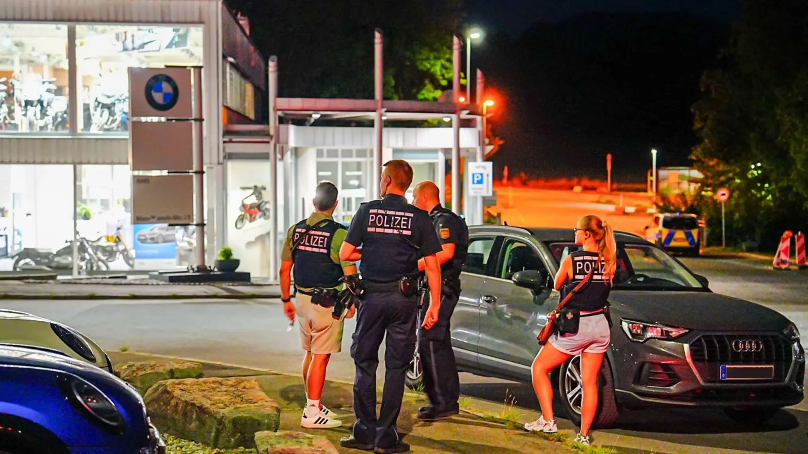 Die Polizei prüft nach Schüssen auf ein Auto, ob es sich um einen Hinterhalt gehandelt haben könnte.  (Foto: Enrique Kaczor/dpa)