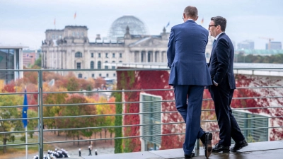 Beim Treffen mit seinem britischen Amtskollegen Andy Burnham sprach Kanzler Merz von einem historischen Tag.  (Foto: Michael Kappeler/dpa)