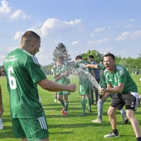 Am vorletzten Spieltag der Fußball-Kreisliga hat der VfB Schillingsfürst die Meisterschaft endgültig eingetütet. Toni Genthner spritzt Sekt, Bastian Bohmann (links) freut sich mit.  (Foto: Martin Rügner)