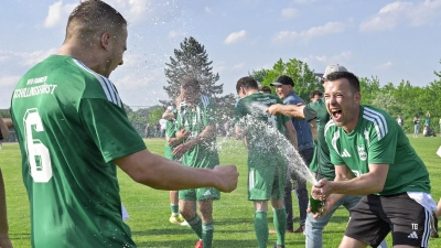 Am vorletzten Spieltag der Fußball-Kreisliga hat der VfB Schillingsfürst die Meisterschaft endgültig eingetütet. Toni Genthner spritzt Sekt, Bastian Bohmann (links) freut sich mit.  (Foto: Martin Rügner)