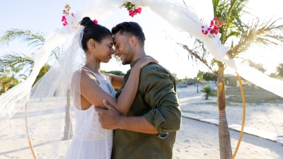 Ja-Wort unter Palmen: So stellt man sich doch eine Traumhochzeit im Urlaubsparadies vor. (Foto: Wavebreak Media LTD/dpa-tmn)