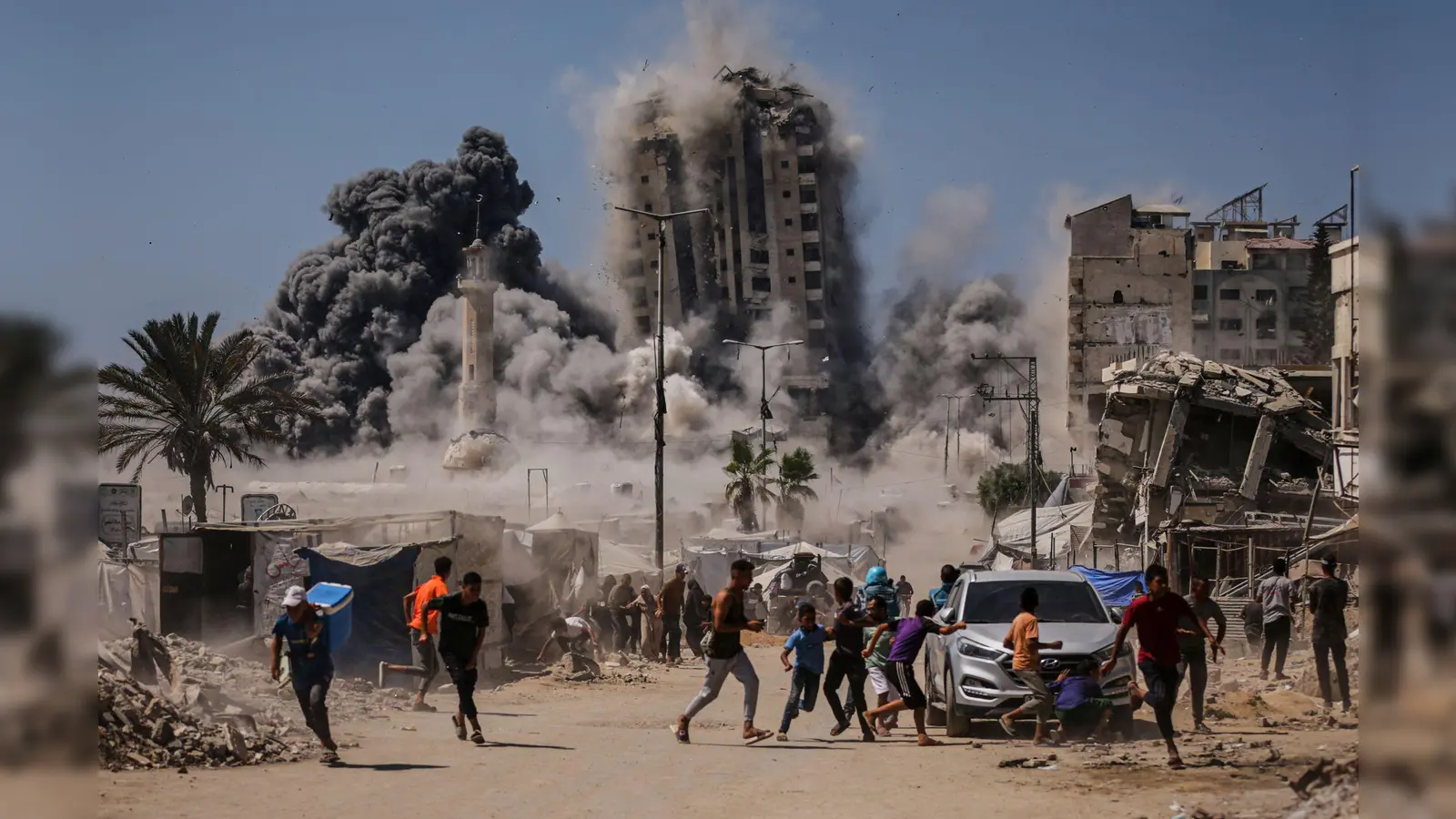 Israels Militär greift derzeit immer wieder Hochhäuser in der Stadt Gaza an, die Armeeangaben zufolge von der Hamas genutzt worden sein sollen. (Archivbild) (Foto: Yousef Al Zanoun/AP/dpa)