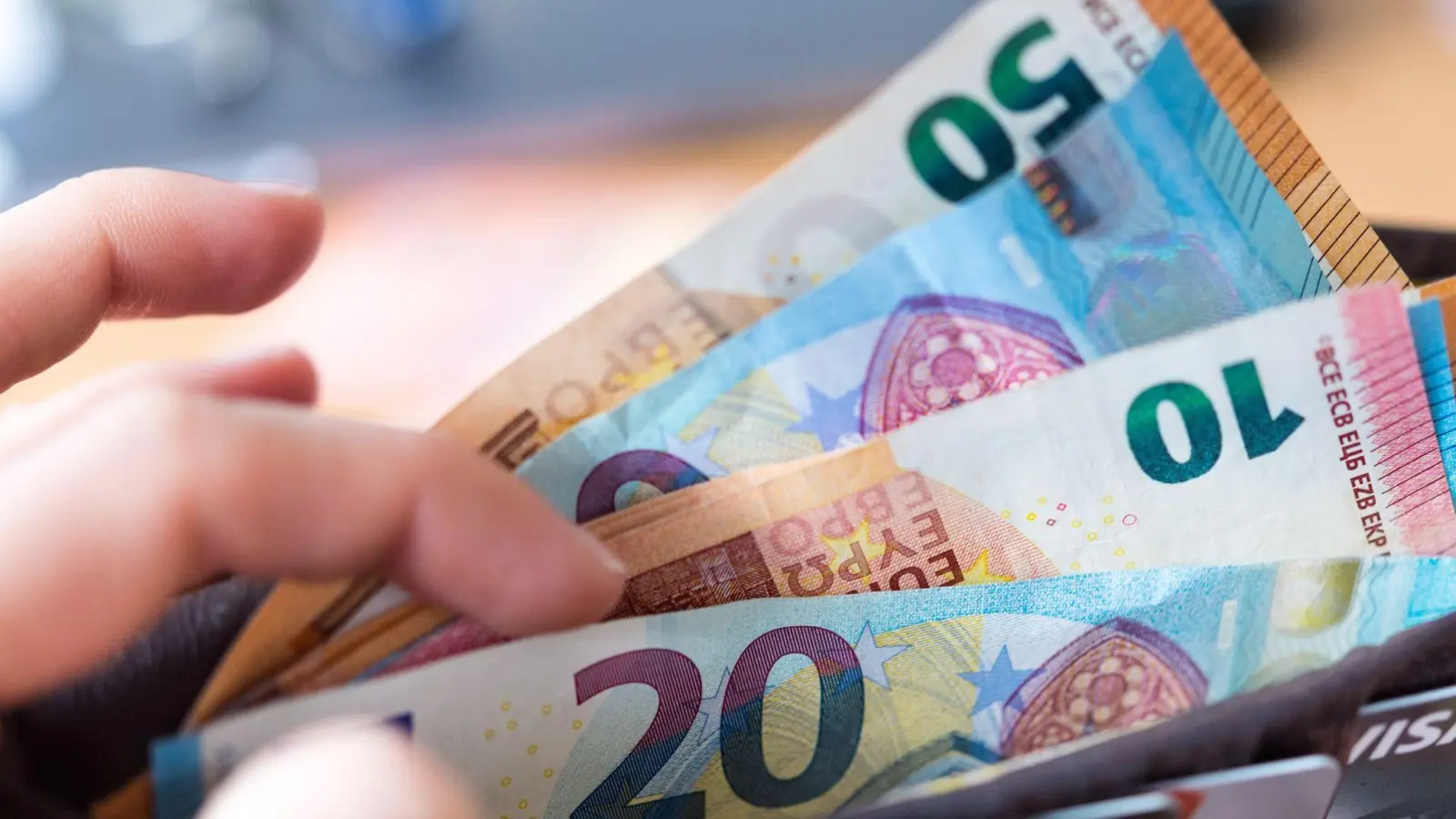 Die paar Scheine, die Erik H. (Name geändert) noch hat, sind von Freunden geliehen. Selbst für die Miete ist nichts mehr da. (Symbolbild: Monika Skolimowska/dpa)