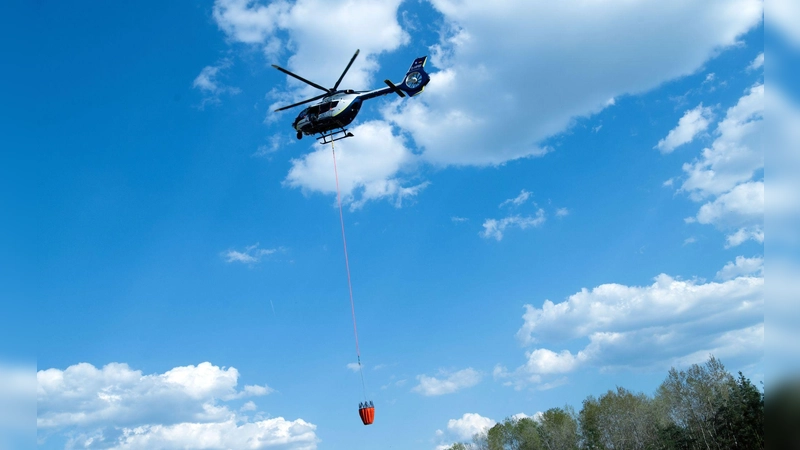 Ein Löschhubschrauber im Einsatz. (Symbolbild) (Foto: Pia Bayer/dpa)
