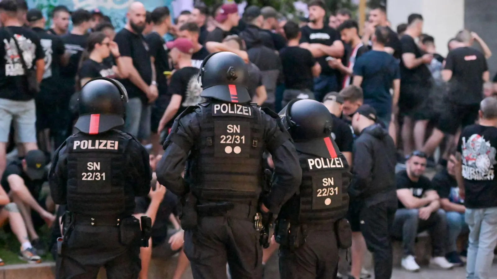 Bei den Krawallen in Leipzig Ende Mai griffen Fans von Rayo Vallecano und Crystal Palace einander verbal und körperlich an, wie die Polizei mitteilte. (Archivfoto) (Foto: EHL Media/dpa)