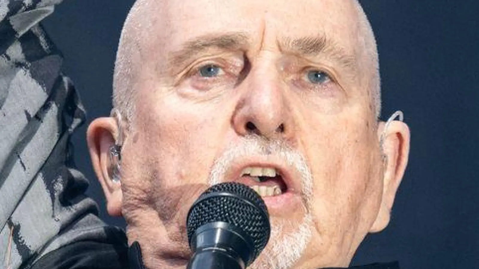 Seine Bühnenshows sind Spektakel für die Sinne: Peter Gabriel bei einem Auftritt in Berlin. (Archivbild) (Foto: Hannes P. Albert/dpa)