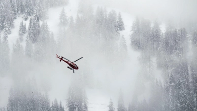 In der Schweiz sind die Leichen von fünf Skitourengängern entdeckt worden. (Foto: Jean-Christophe Bott/KEYSTONE/dpa)