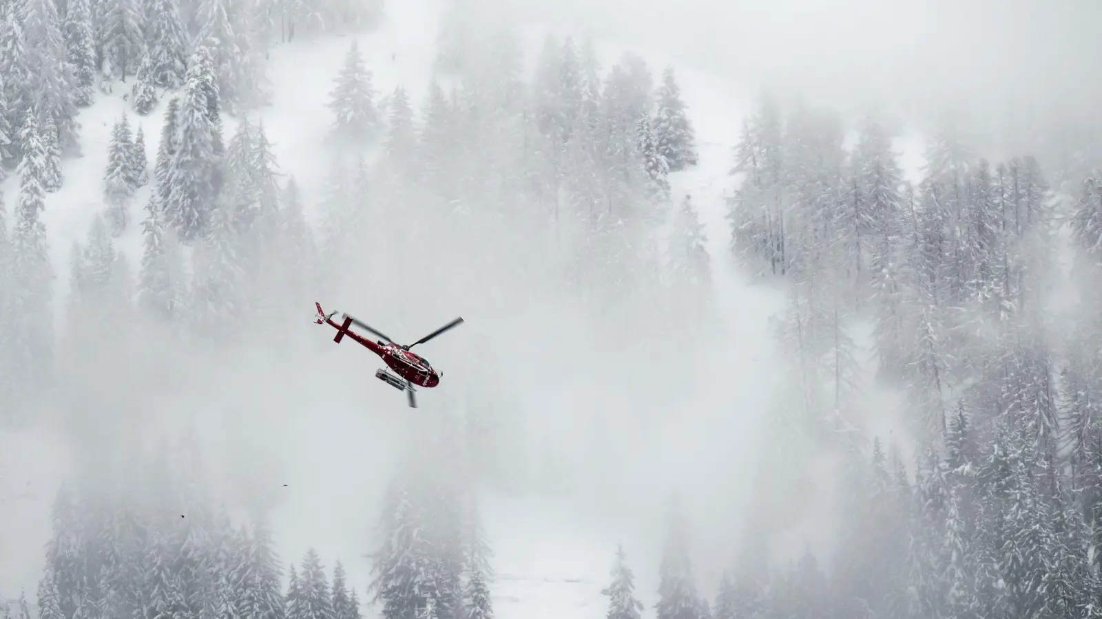 In der Schweiz sind die Leichen von fünf Skitourengängern entdeckt worden. (Foto: Jean-Christophe Bott/KEYSTONE/dpa)