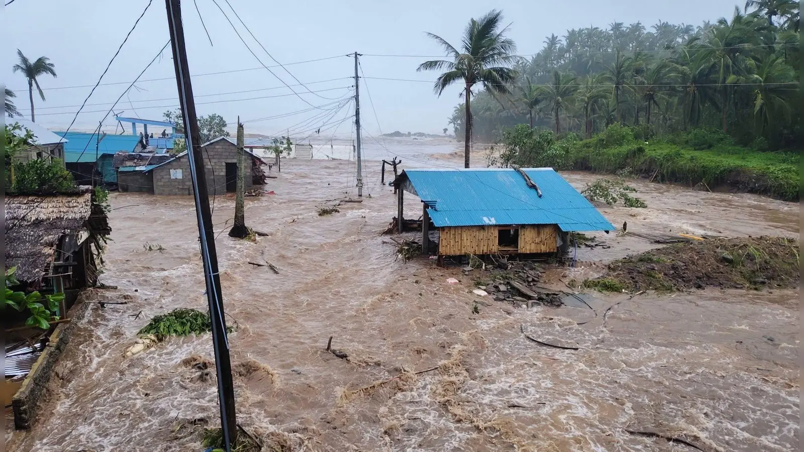 „Fung-Wong“ löste teilweise schwere Überflutungen aus. (Foto: ---/Catanduanes LGU/XinHua/dpa)
