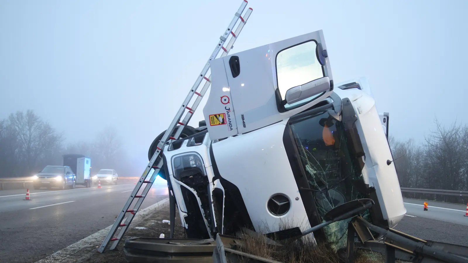 Am Donnerstagmorgen ist ein Laster auf der A6 zwischen Kreuz Feuchtwangen/Crailsheim und Feuchtwangen Nord gegen die Mittelleitplanke der Autobahn gefahren und gekippt. Die Leitplanke wurde dabei komplett zerstört. (Foto: NEWS5 / Markus Zahn)
