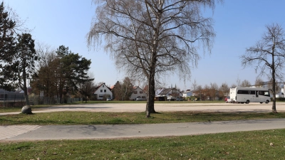 Zwischen Sportzentrum und Wohnhäusern soll die neue Grund- und Mittelschule in Neuendettelsau gebaut werden. (Foto: Antonia Müller)