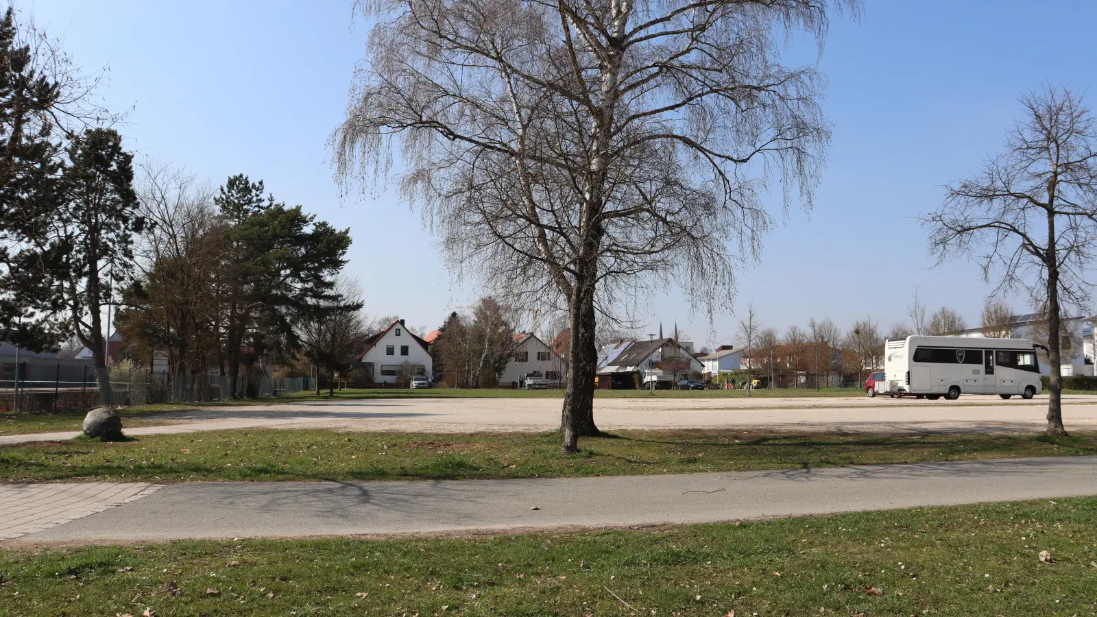 Zwischen Alfred-Kolb-Sportzentrum und den Wohnhäusern soll die neue Grund- und Mittelschule in Neuendettelsau gebaut werden. (Foto: Antonia Müller)