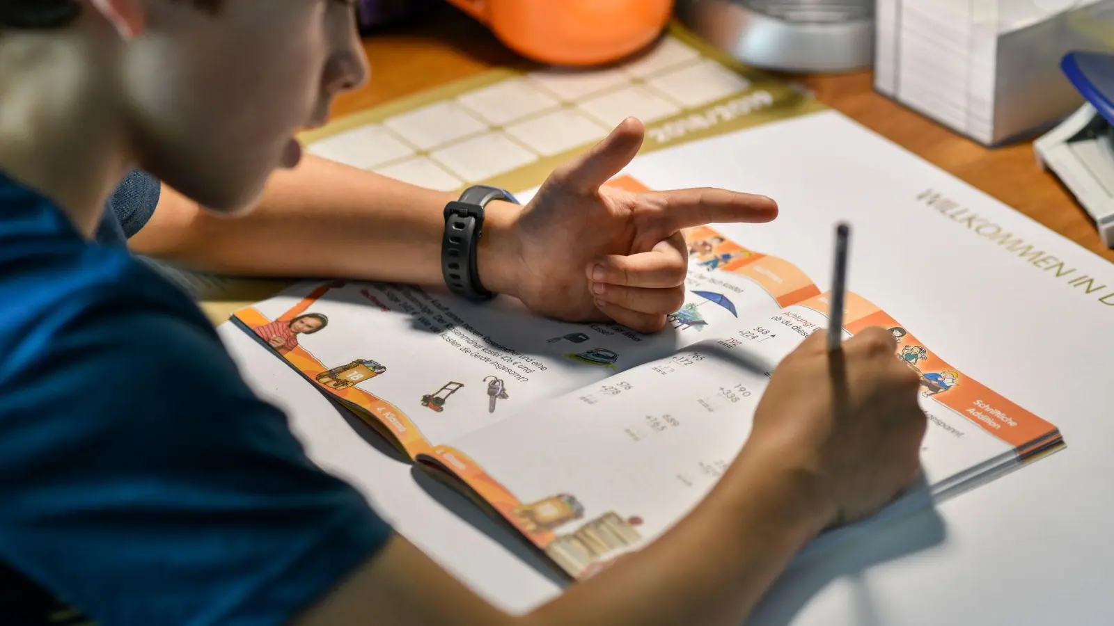 Weniger Stress mit Zeitmanagement: Ein strukturierter Wochenplan hilft Kindern, ihren Alltag besser zu organisieren und Stress zu vermeiden. (Foto: Kirsten Neumann/dpa-tmn)