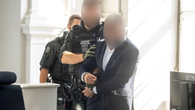 Der Angeklagte soll am 18. Geburtstag des ältesten Kindes auf seine Ehefrau geschossen haben (Foto: Stefan Puchner/dpa)