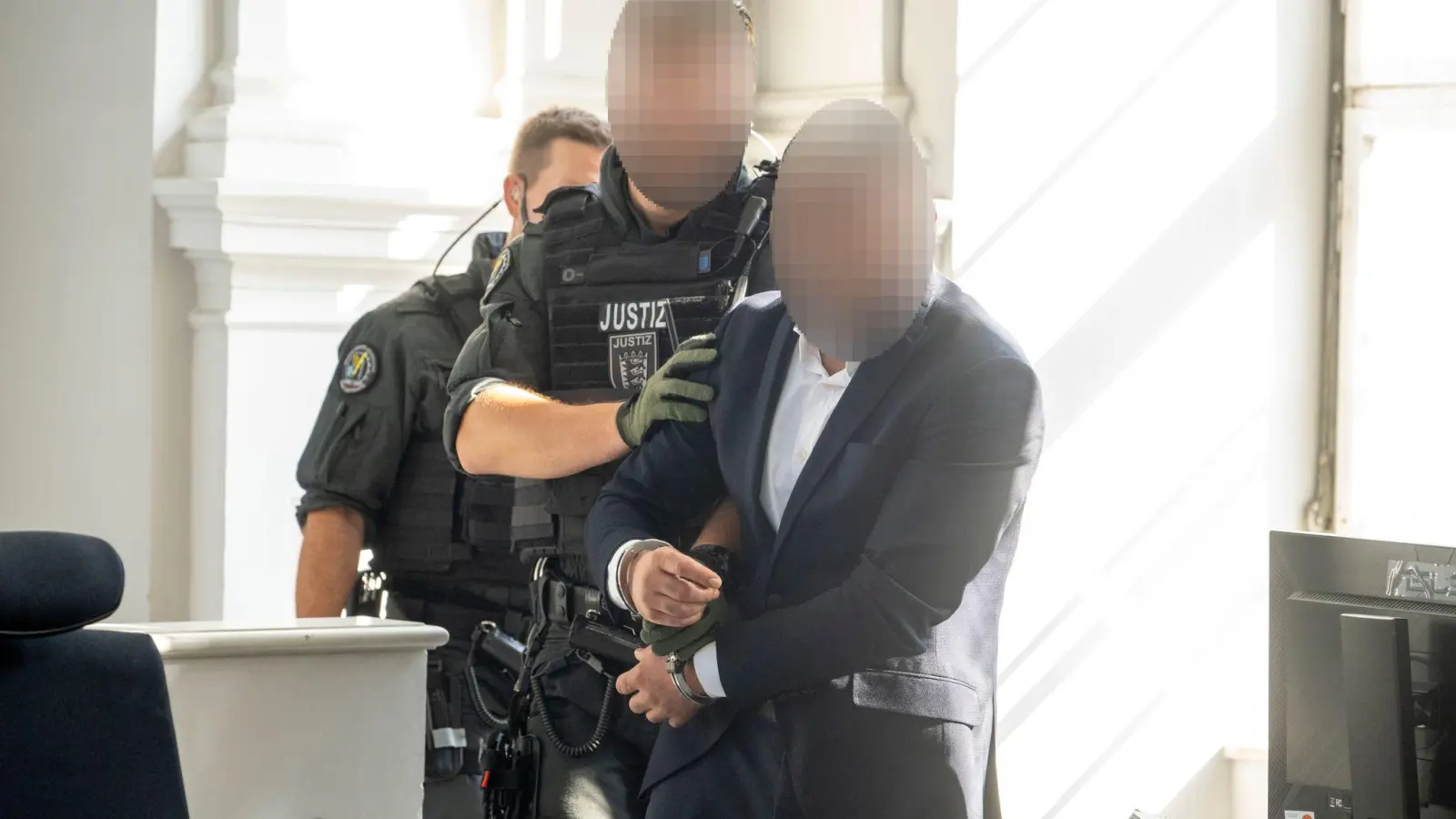 Der Angeklagte soll am 18. Geburtstag des ältesten Kindes auf seine Ehefrau geschossen haben (Foto: Stefan Puchner/dpa)