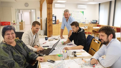 Der Krisenstab der Dinkelsbühler Stadtwerke ist am Donnerstagvormittag trotz der Mammutaufgabe, die Gasversorgung in der Dinkelsbühler Altstadt wiederherzustellen, guter Dinge. (Foto: Martina Haas)