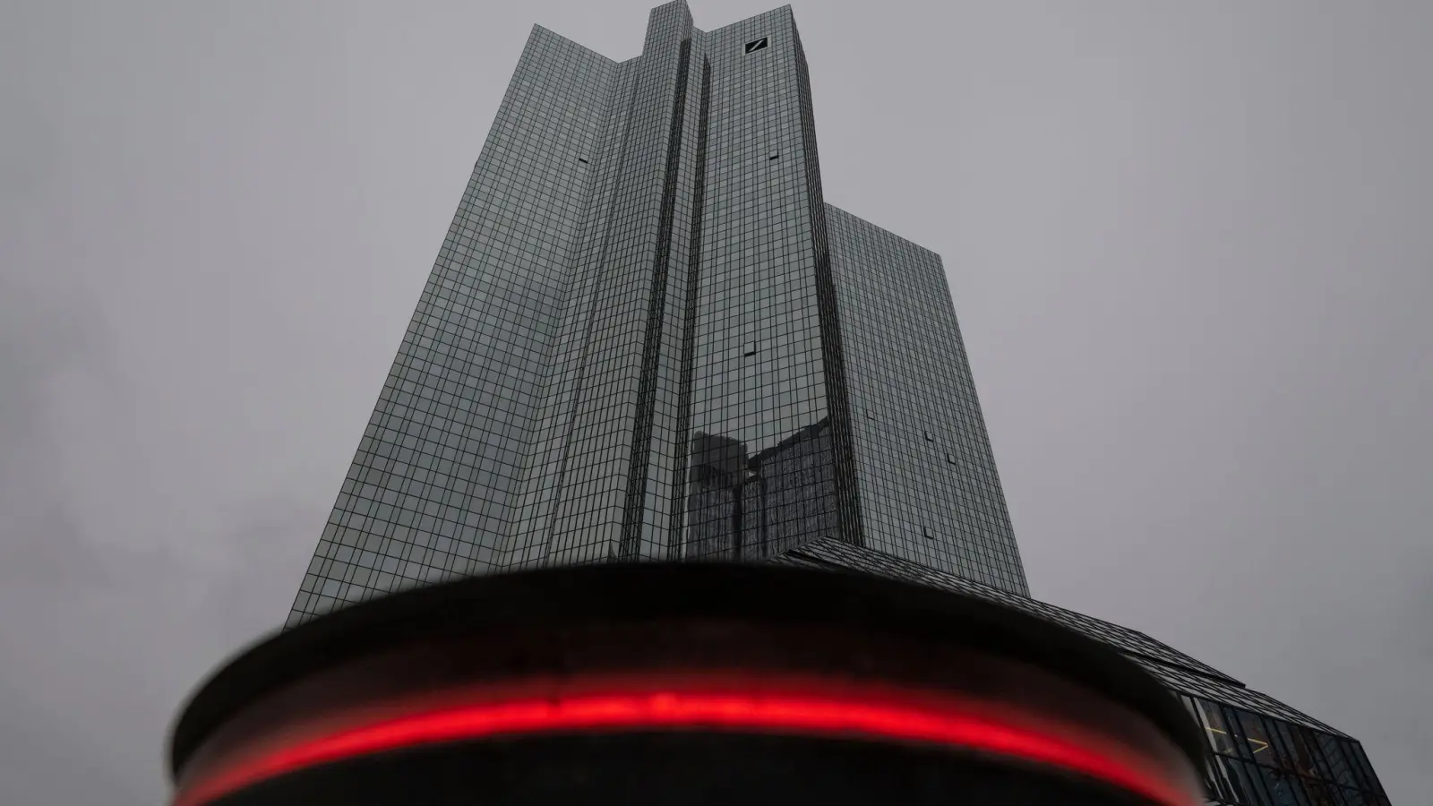 Am Tag vor der Bilanzvorlage fand im Hauptsitz der Bank in Frankfurt eine Razzia des BKA wegen des Verdachts der Geldwäsche statt. (Foto: Boris Roessler/dpa)