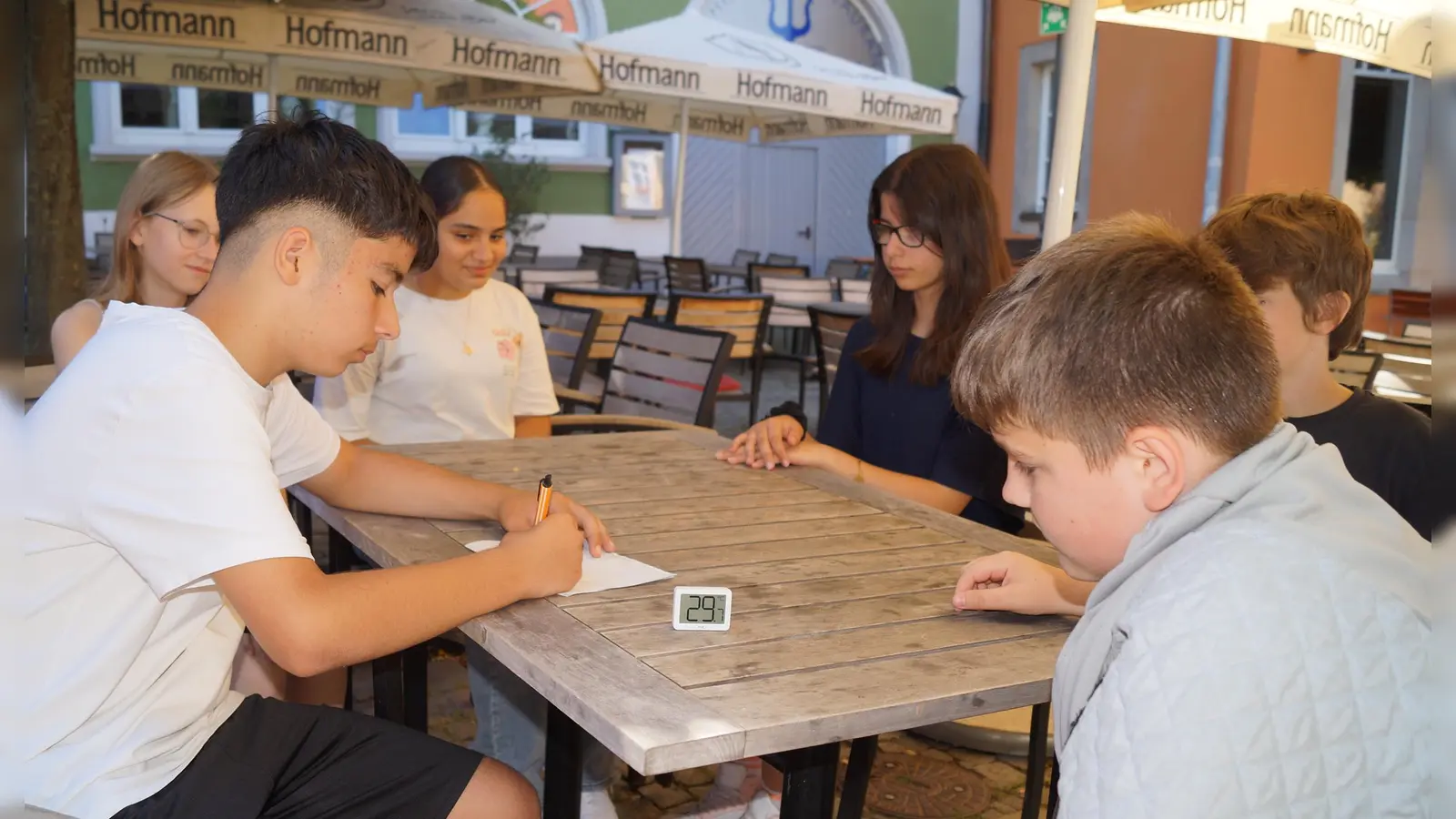 Schüler und Schülerinnen der Mittelschule am Turm erfassten die Temperatur am Marktplatz. (Foto: Nicole Gunkel)