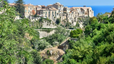 Malerisch gelegen: Tropea ist Kalabriens berühmteste Küstenstadt. Die Nduja gehört in der Region zum Grundlebensmittel in jeder Familie. (Foto: Ute Müller/dpa-tmn)