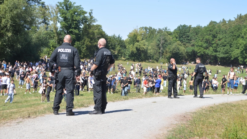 Die Einsatzkräfte zeigten beim Schanzenfest stets Präsenz. (Foto: Johannes Zimmermann)