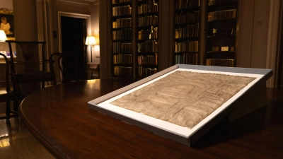 Die von Trump bedrängte Uni Harvard hat nun ein Original der Magna Carta, die besagt, dass kein König über dem Recht steht.  (Foto: Lorin Granger/Harvard Law School/dpa)