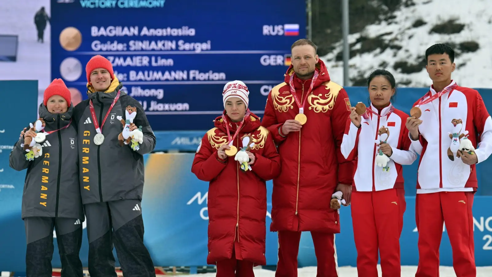 Die Siegerehrung mit Deutschland, Russland und China.  (Foto: Martin Schutt/dpa)
