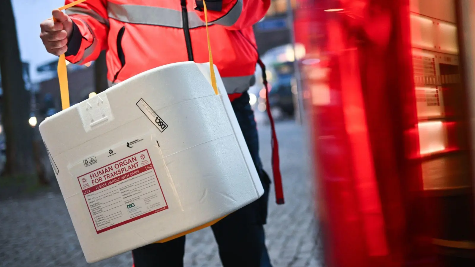 Wie kann es zu mehr Organspenden kommen? (Symbolbild) (Foto: Sebastian Gollnow/dpa)