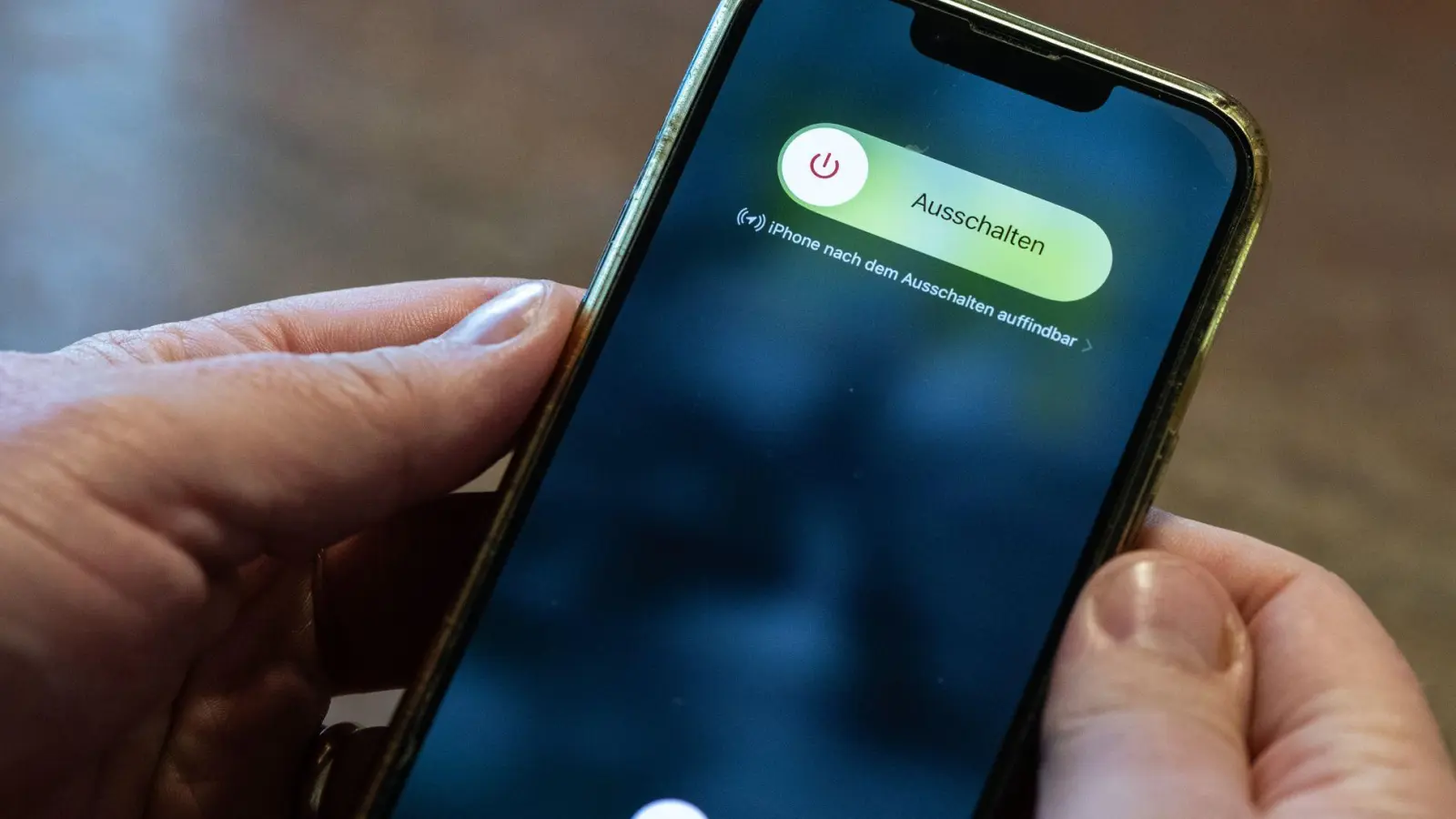 Jetzt nicht loslassen, schön weiter gedrückt halten. Wenn sich das iPhone aufhängt, hilft ein erzwungener Neustart. (Foto: Franziska Gabbert/dpa-tmn)