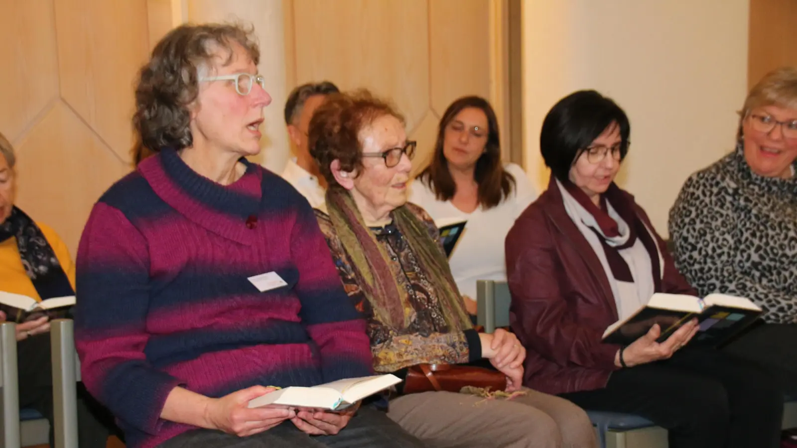 Für Monika Mönikheim, Else Trenkle und Gabriele Staudacher (von links) ist die Begleitung von Patienten zum Gottesdienst eine Herzensangelegenheit. (Foto: Stefan Neidl)