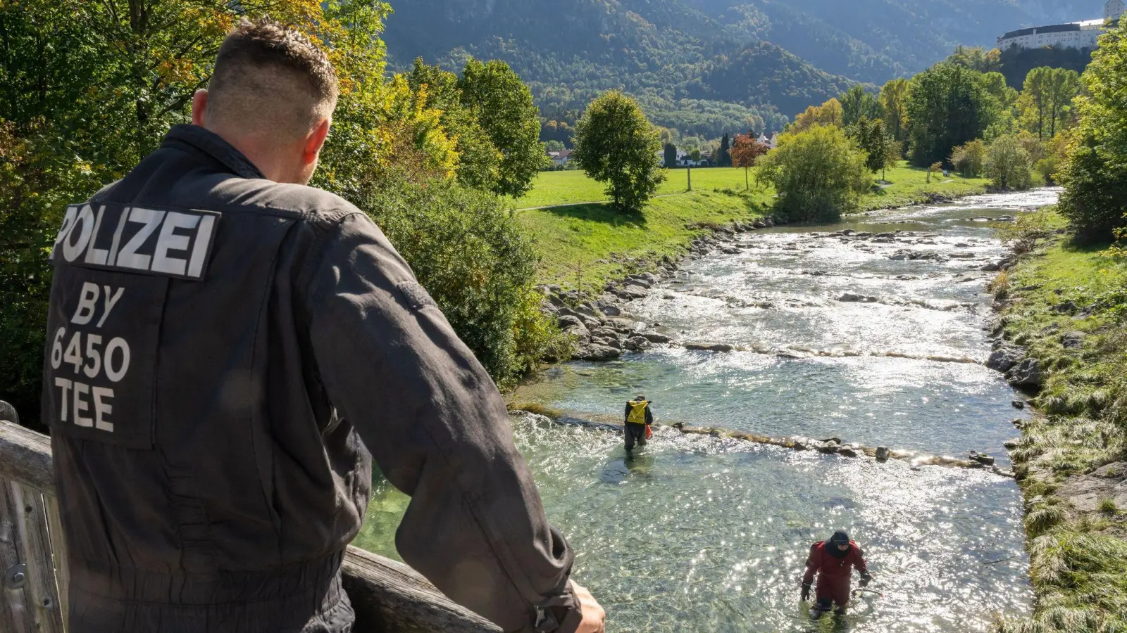 Nach dem Tod der Studentin suchen Polizeitaucher im Oktober 2022 in Aschau im Chiemgau das Flussbett der Prien nach Spuren ab. (Foto: Peter Kneffel/dpa)