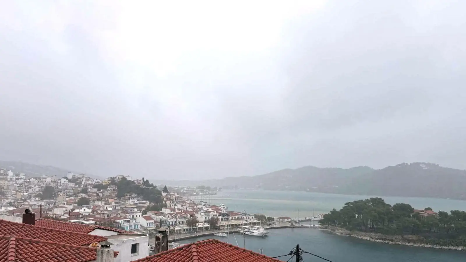 Auf der Urlaubsinsel Skiathos fiel wegen des Unwetters der Strom aus. (Archivbild) (Foto: Diane Gore/dpa)