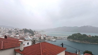 Auf der Urlaubsinsel Skiathos fiel wegen des Unwetters der Strom aus. (Archivbild) (Foto: Diane Gore/dpa)