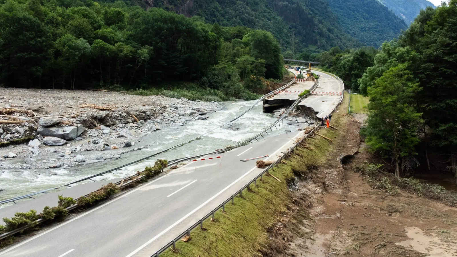 Bei Unwettern war ein Stück der Autobahn A13 eingebrochen. (Foto: Samuel Golay/KEYSTONE/TI-PRESS/dpa)