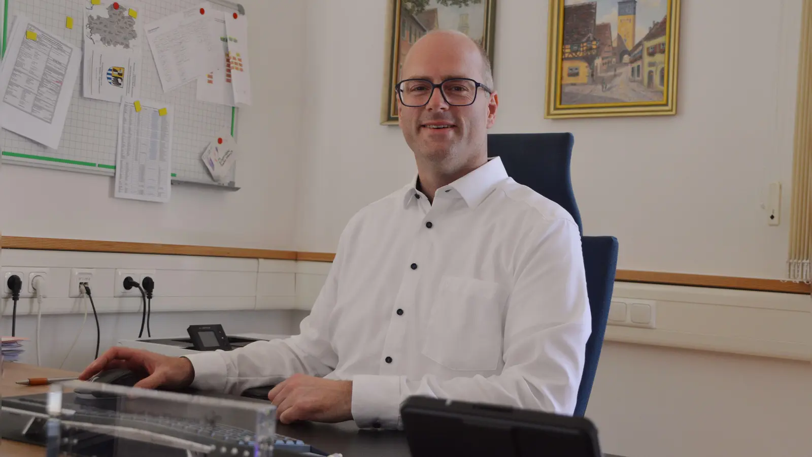 Thomas Schmitt (Bürgerliste) an jenem Ort, an dem er Tag für Tag viel Zeit verbringt: seinem Schreibtisch im Rathaus. (Foto: Johannes Zimmermann)